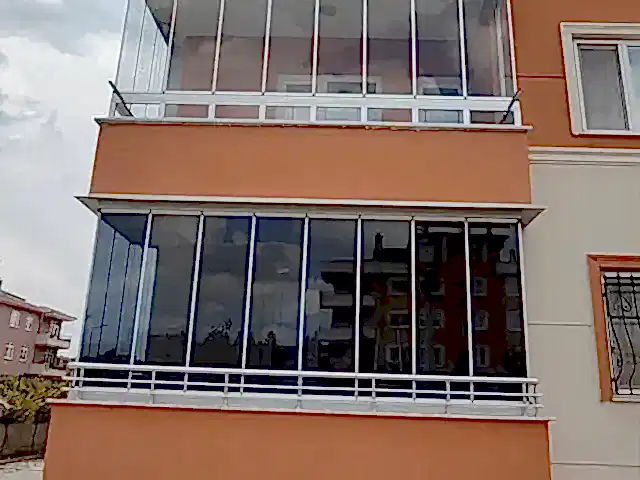 çeltik de vermiş olduğumuz cam balkon hizmetinin dış cepheden görseli