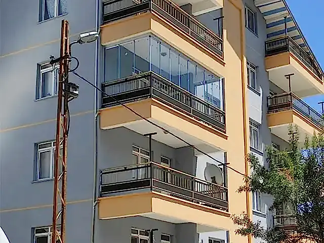 derebucak ta vermiş olduğumuz cam balkon hizmetinin dış cepheden görseli