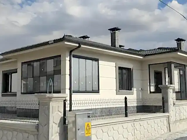 sarayönünde vermiş olduğumuz plise perde hizmetinin dış cepheden görseli