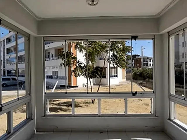 yunak da vermiş olduğumuz cam balkon ve plise perde hizmetinin dış cepheden görseli