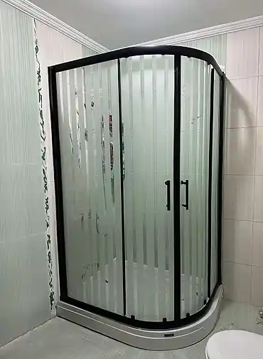 siyah kollu ve geçişli cam duşa kabin
