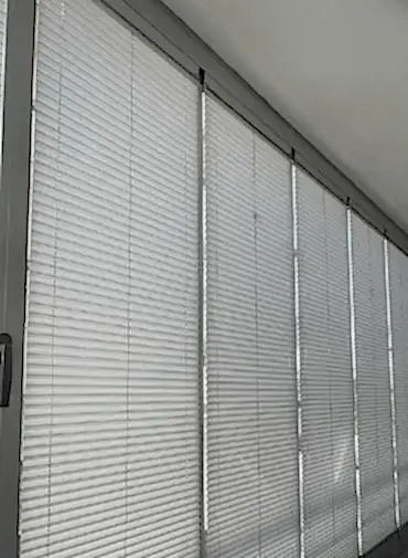beyaz iç açıdan kapalı plise perde görseli